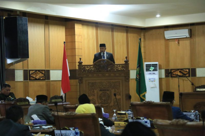 Bupati Kabupaten Ogan Komering Ulu saat berikan kata sambutan di pelantikan ketua dan wakil ketua DPRD OKU