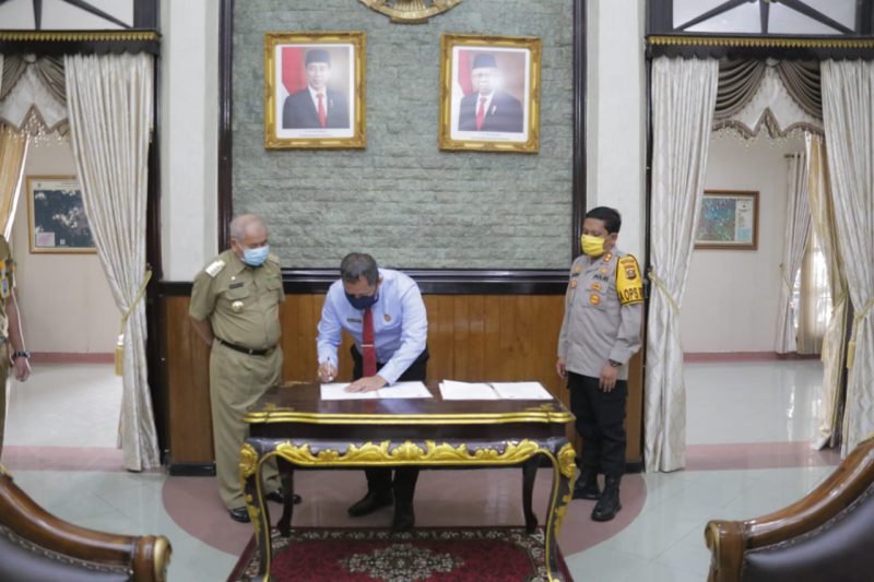 Kepala Kejaksaan Negeri OKU Bayu Pramesti SH., saat menandatangani MOU Kesepakatan Bersama