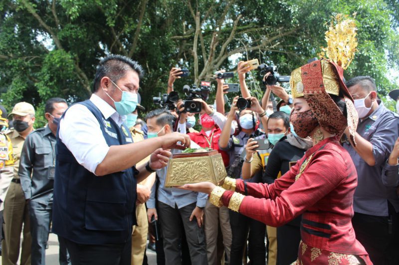 Saat menyambut Gubernur Sumatera Selatan Drs.H.Herman Deru SH.MM.