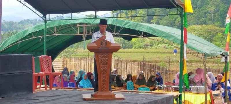 Kepala Desa Tanjung Sari Junaidi saat kata sambutan 