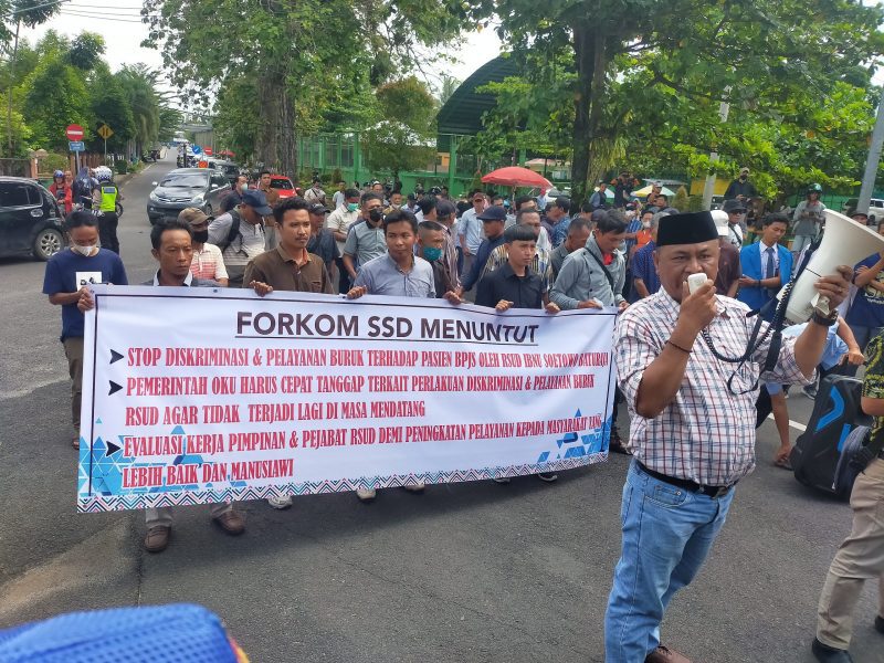 Para aksi damai pada saat menyampaikan orasinya di depan Rumah Sakit Umum Baturaja 